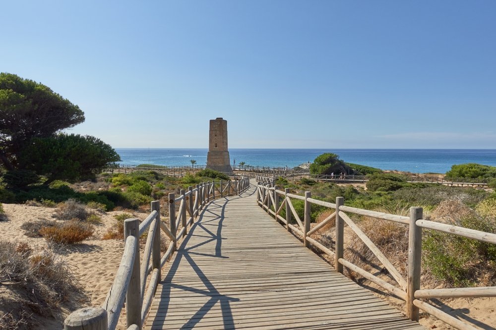 Hvor bør man bo i Marbella? De 6 beste områdene & gode hoteller 7 Gangsti gjennom sanddynene Dunas de Artola ved Cabopino med vakttårnet Torre de los Ladrones