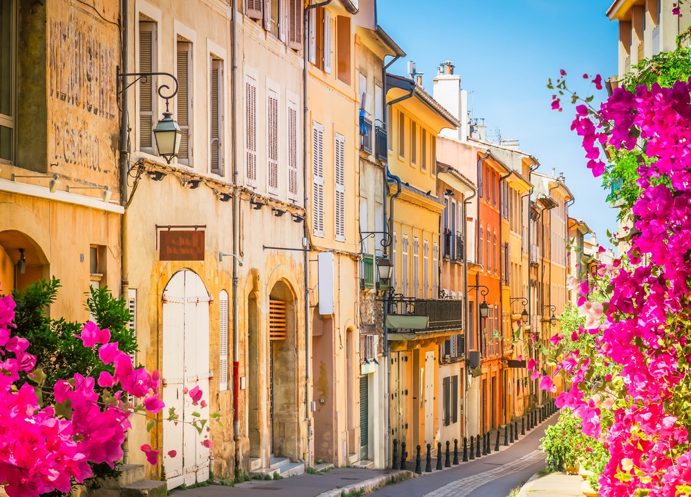 Hvor bør man bo i Provence? De 6 beste byene & gode hoteller 3 Gate i gamlebyen i Aix-en-Provence en sommerdag