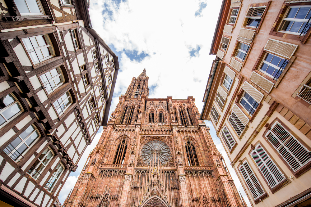 Gate med gamle hus og katedralen Notre-Dame på Grande Île i Strasbourg