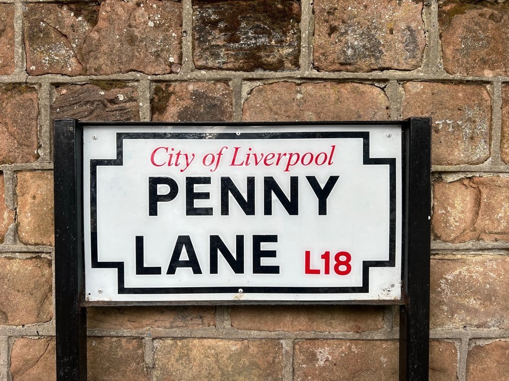 Severdigheter i Liverpool: The Beatles, Anfield og 16 andre grunner til å reise 5 Gateskiltet på Penny Lane i Liverpool