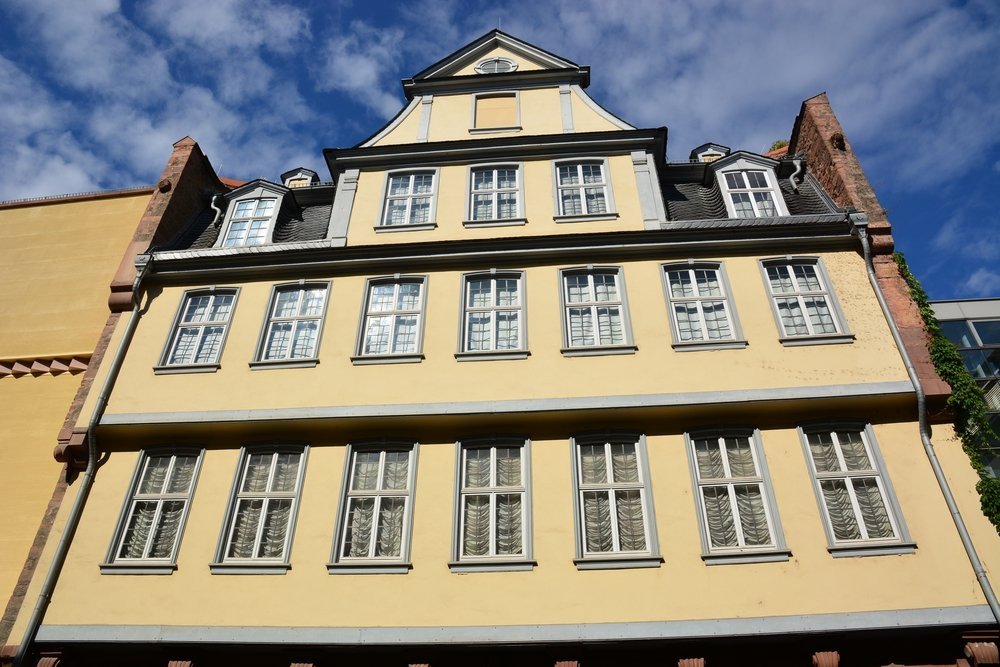 Severdigheter i Frankfurt: 18 ting å oppleve mellom skyskraperne og eplevinkroene 10 Goethes fødested Goethe-Haus på Großer Hirschgraben i Frankfurt