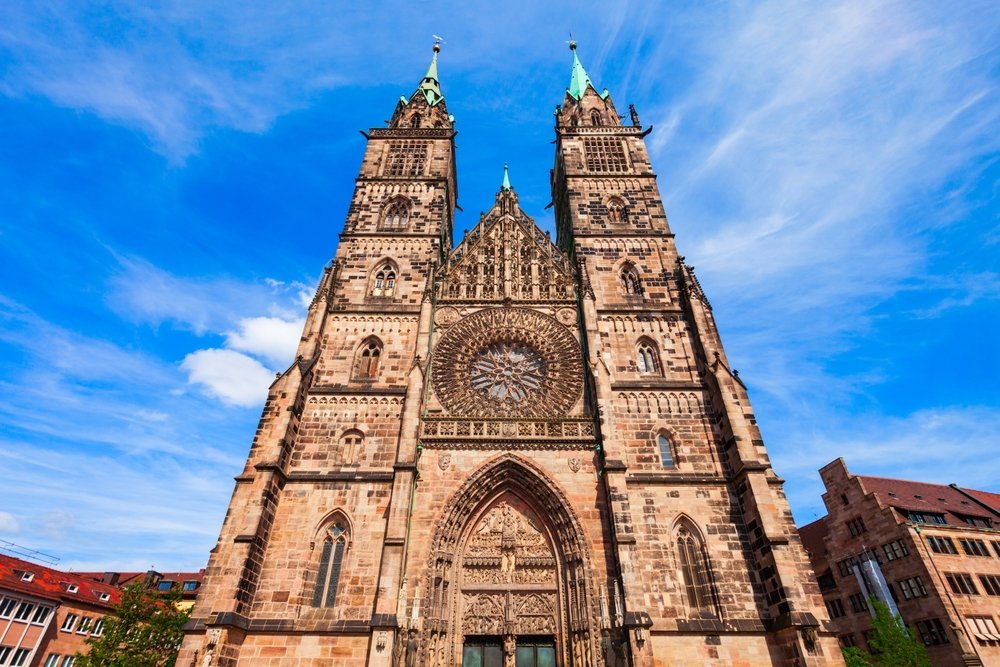 Den gotiske Lorenzkirche med to tårn i Lorenz i Nürnbergs Old Town
