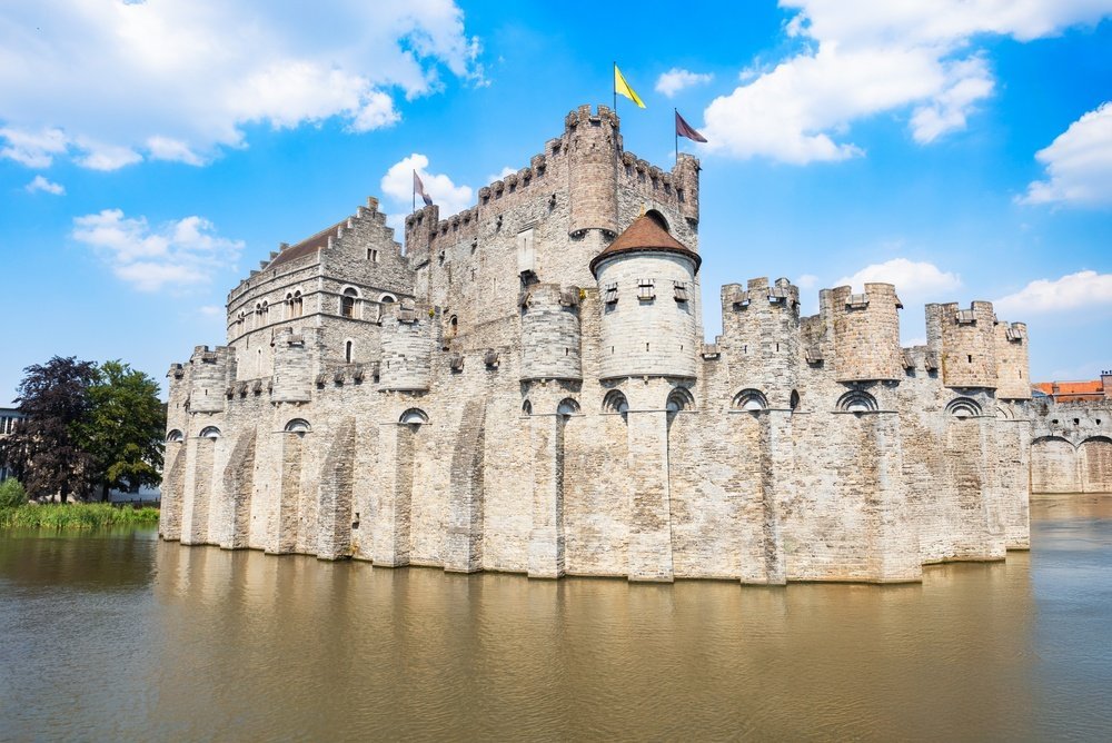 Gravensteen med middelalderske festningsverk