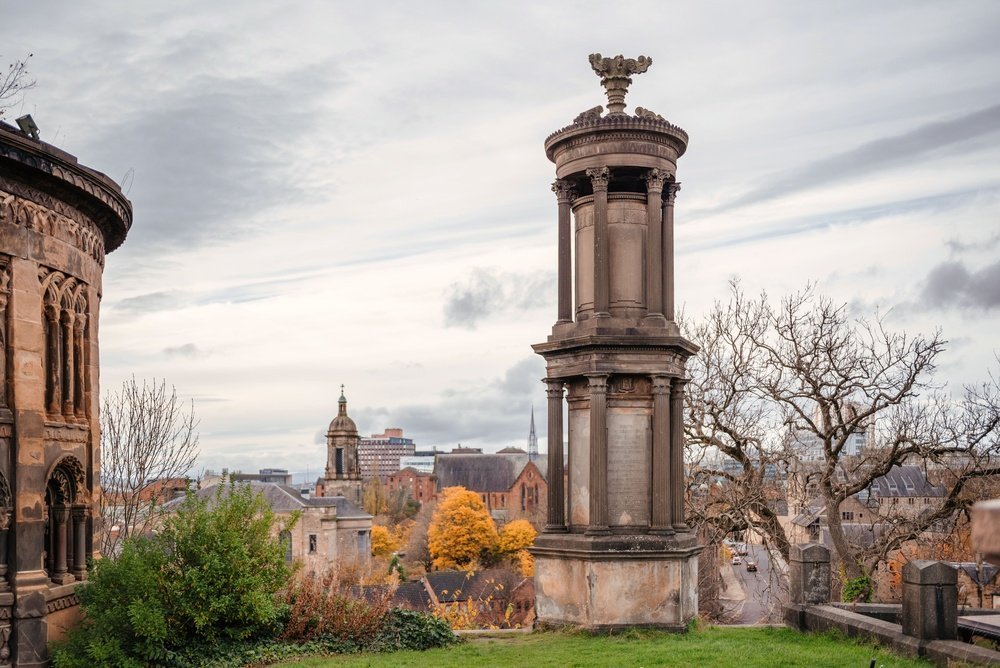 Gravmonumenter på Necropolis med utsikt over Glasgow