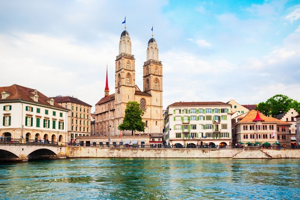 Grossmünster med de to tårnene ved elva Limmat i Zürich