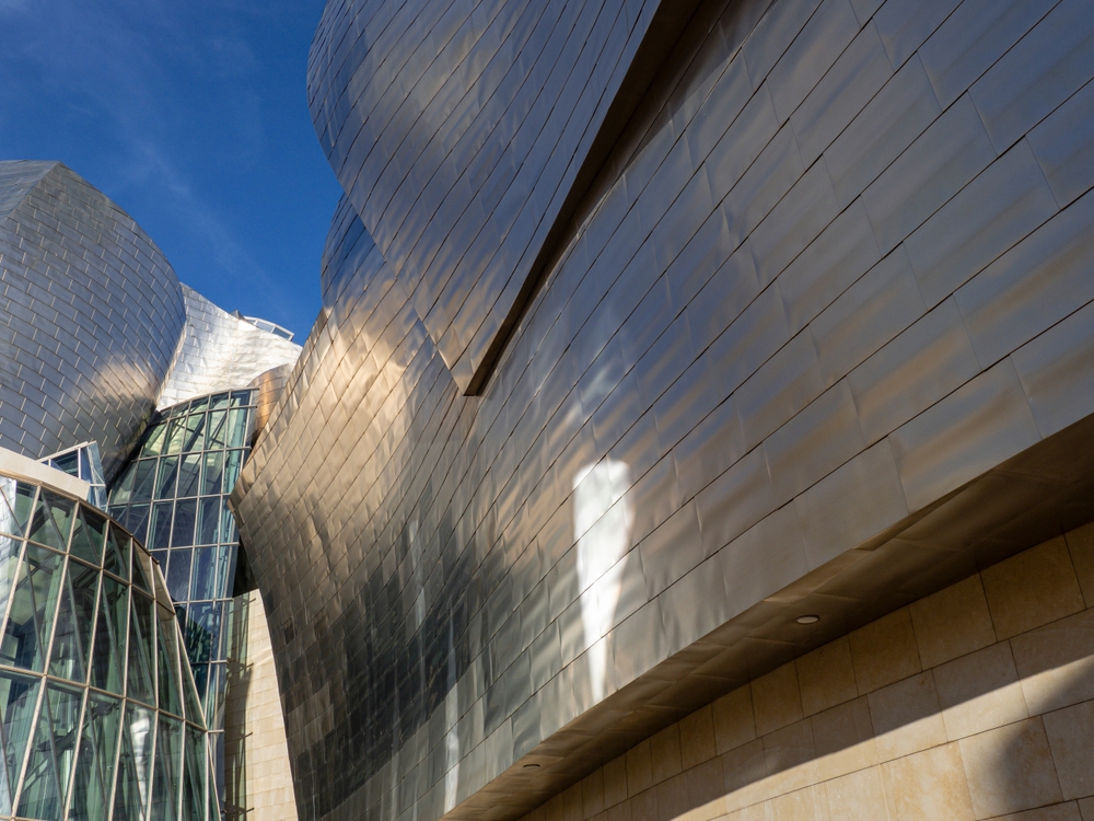 Hvor bør man bo i Bilbao? De 6 beste områdene & gode hoteller 4 Guggenheim-museet tegnet av Frank Gehry i Abandoibarra i Bilbao