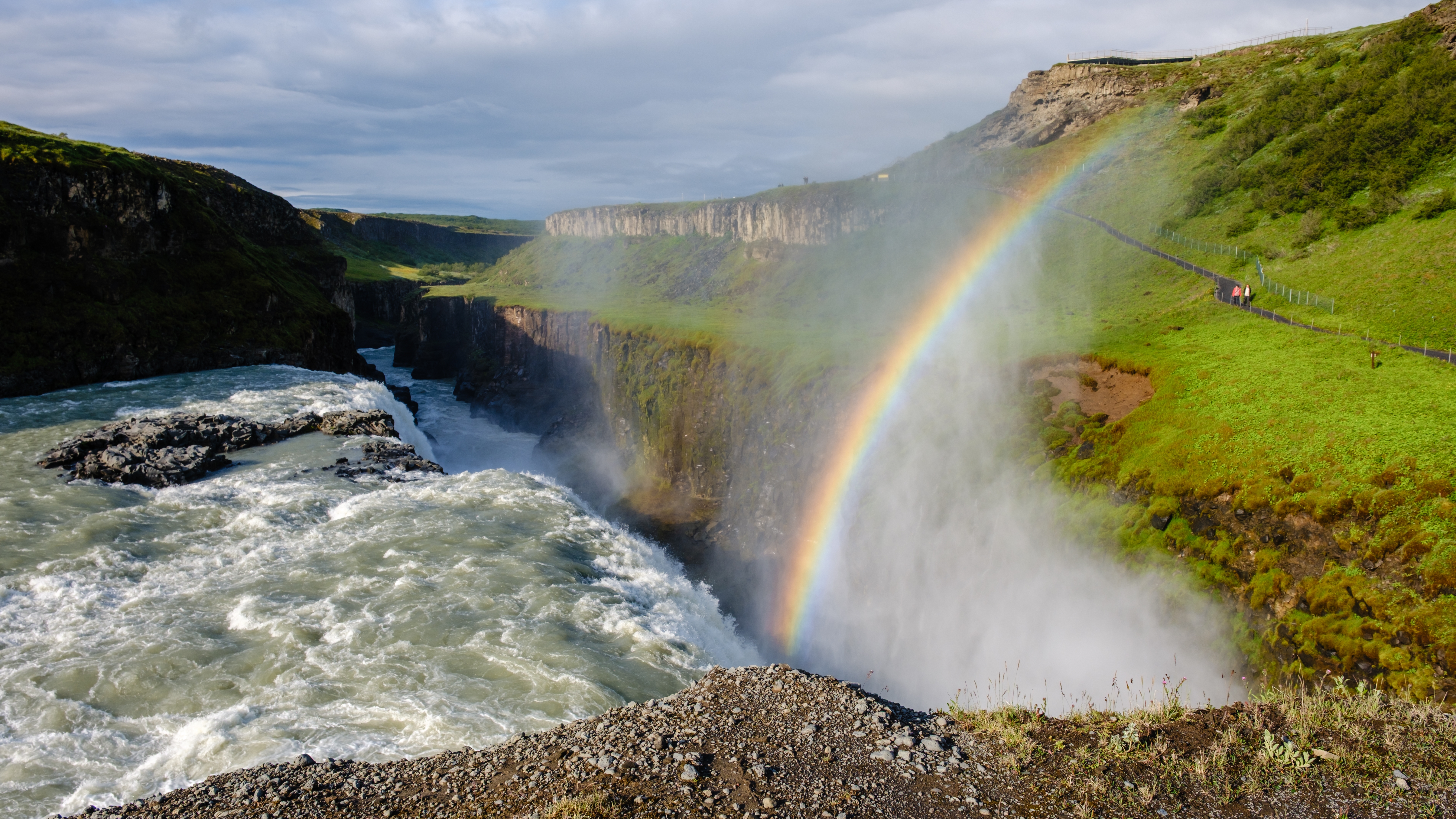 Gullfoss faller ned i kløften