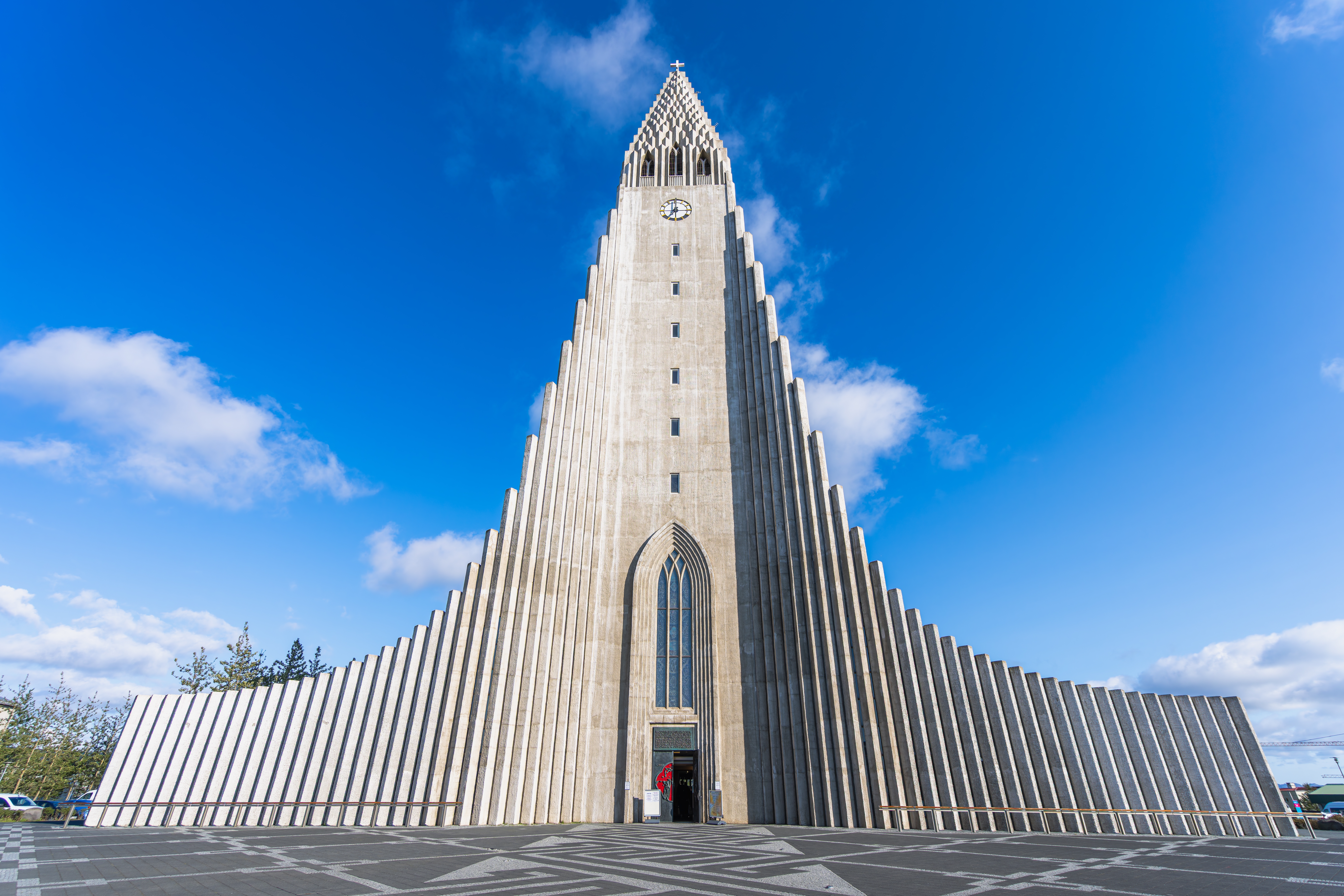 Hallgrímskirkja i Reykjavik mot blå himmel