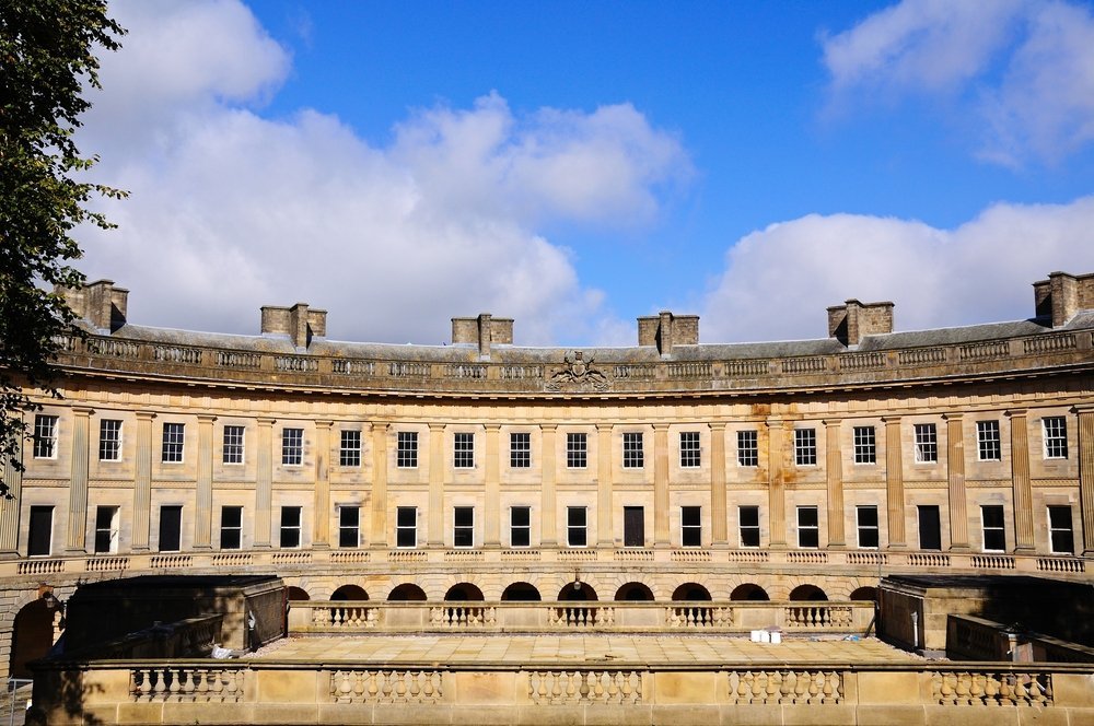Den halvmåneformede bygningen The Crescent i kurbyen Buxton