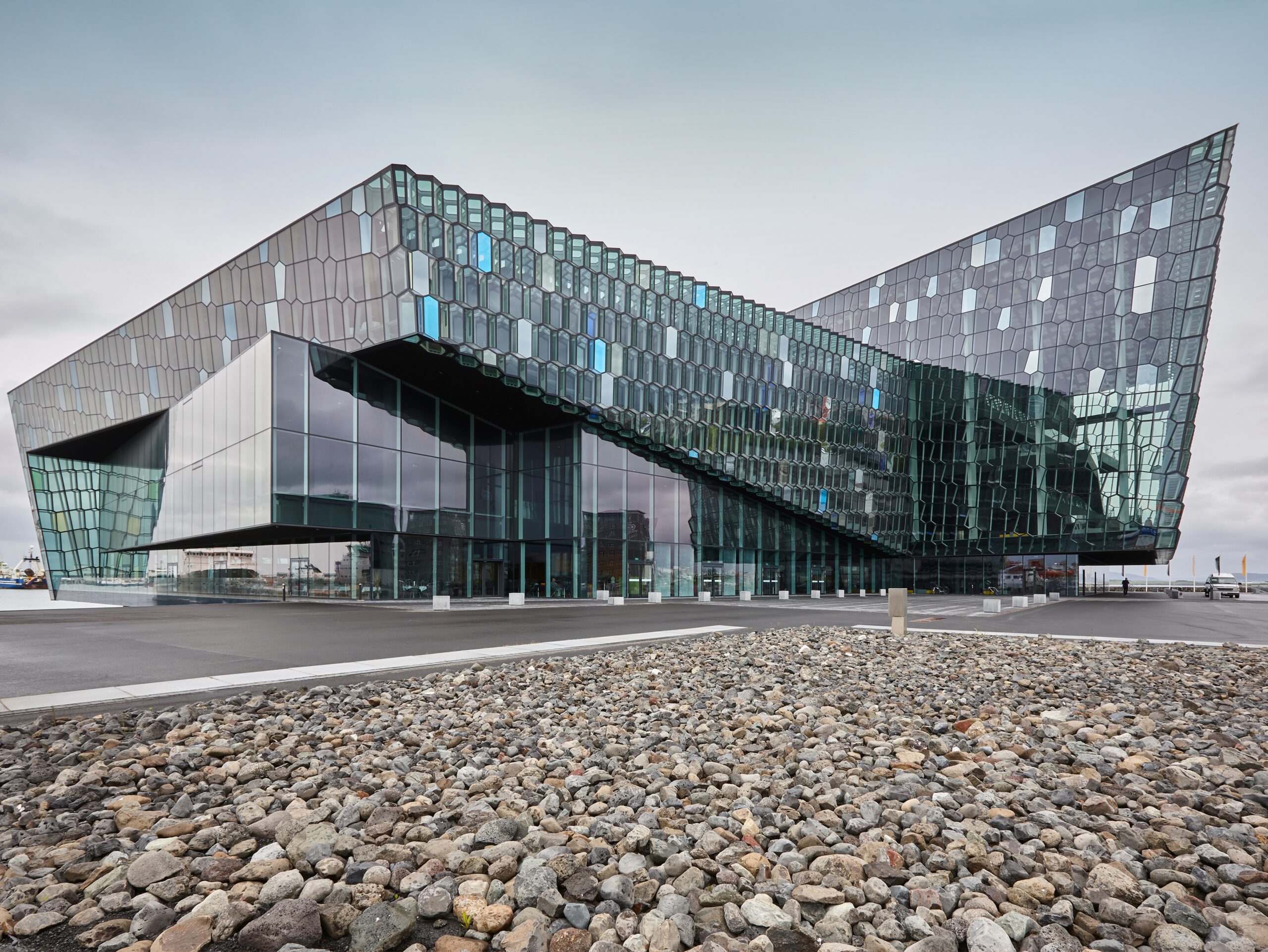 Glassfasaden på Harpa i Reykjavik