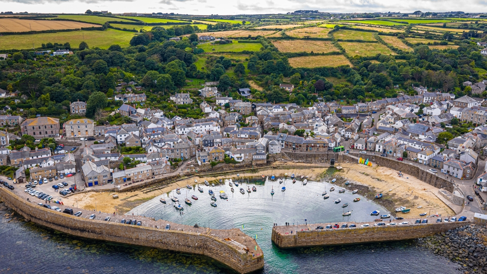 Havna i Mousehole sett fra lufta i Cornwall