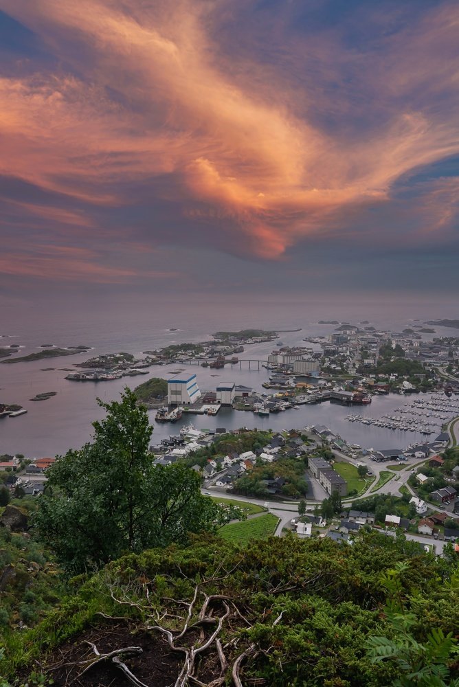 Hvor bør man bo i Norge? De 8 beste områdene & gode hoteller 8 Havna i Svolvær i Lofoten med bruer og småøyer