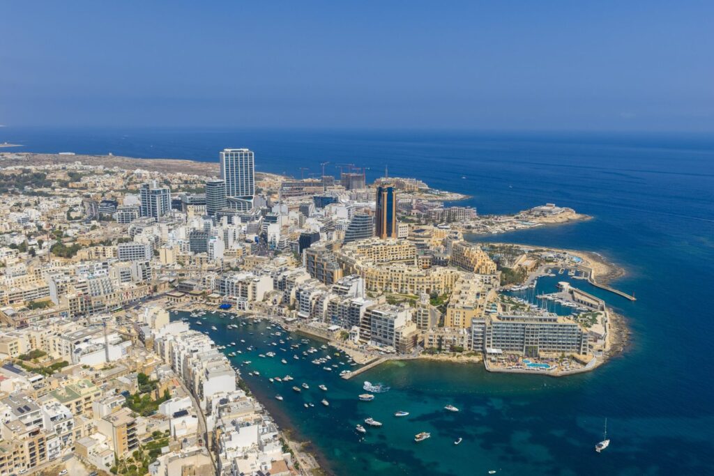 Fra Malta lufthavn til Valletta og hotellet - transportguide 3 Havnefronten i Sliema sett fra lufta