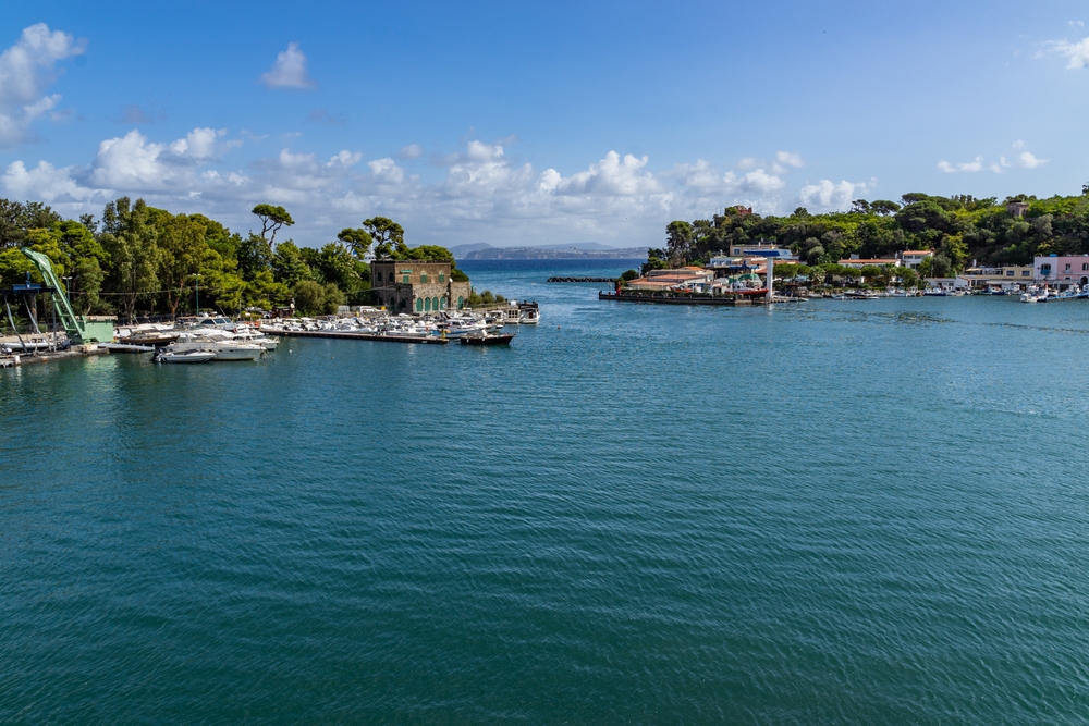 Hvor bør man bo på Ischia? De 6 beste områdene & gode hoteller 2 Havnen i Ischia Porto
