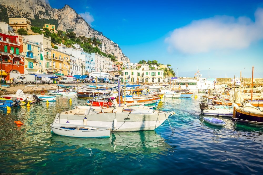 Havnen Marina Grande med båter og fargerike hus på Capri