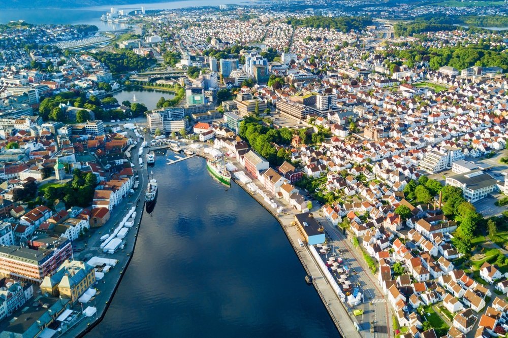 Hvor bør man bo i Norge? De 8 beste områdene & gode hoteller 5 Havnen Vågen og Gamle Stavanger sett fra lufta