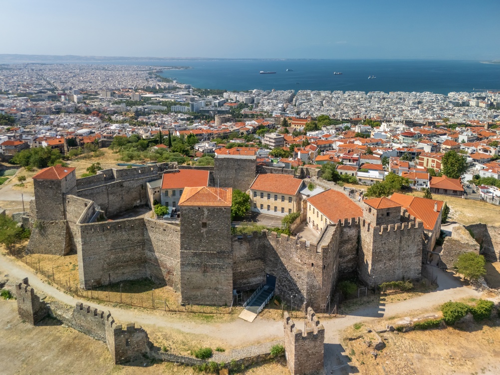Luftfoto av festningen Heptapyrgio (Yedi Kule) og tårnene i Ano Poli i Thessaloniki