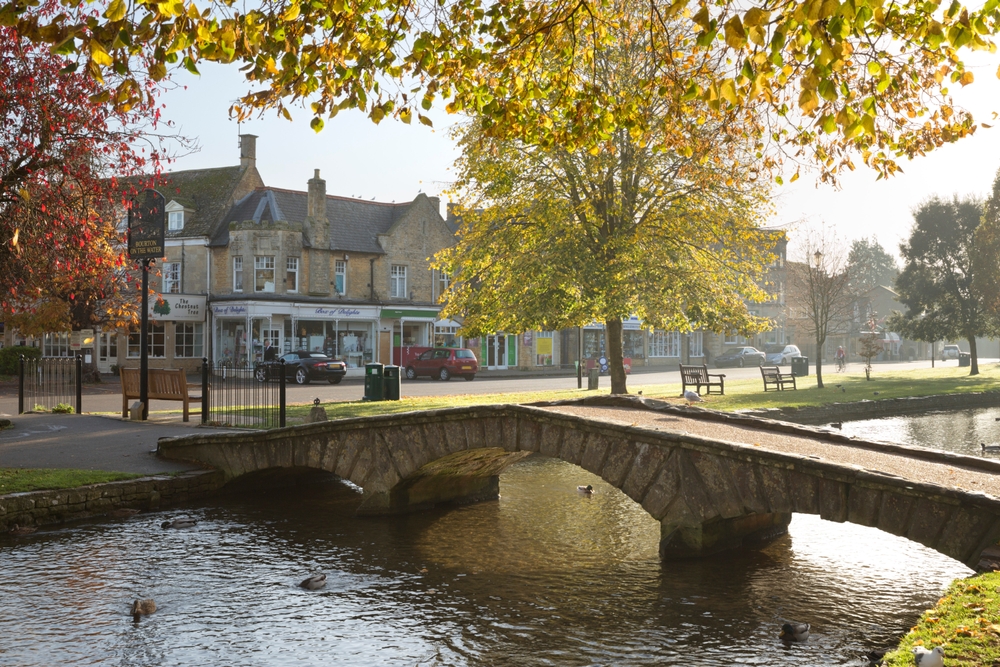 Hvor bør man bo i Cotswolds? De 7 beste byene & gode hoteller 2 High Street og broen over River Windrush i Bourton-on-the-Water