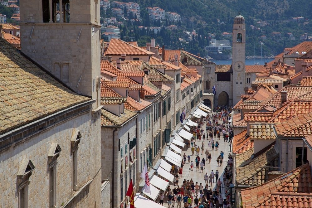 Hovedgaten Stradun i Dubrovniks Old Town sett fra bymuren
