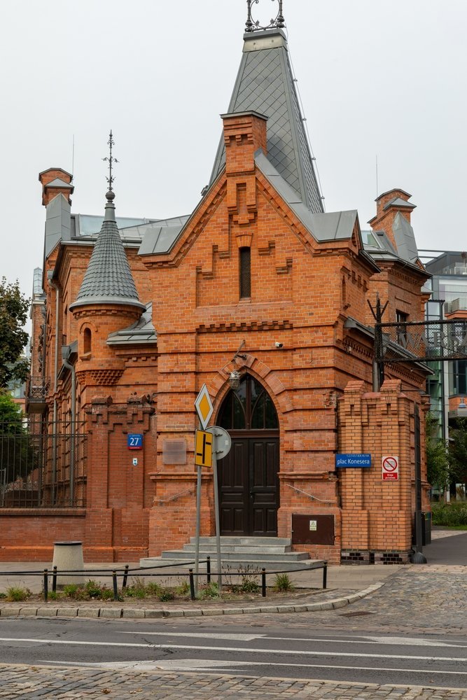 Hovedporten til den gamle Koneser-vodkafabrikken i Praga i Warszawa