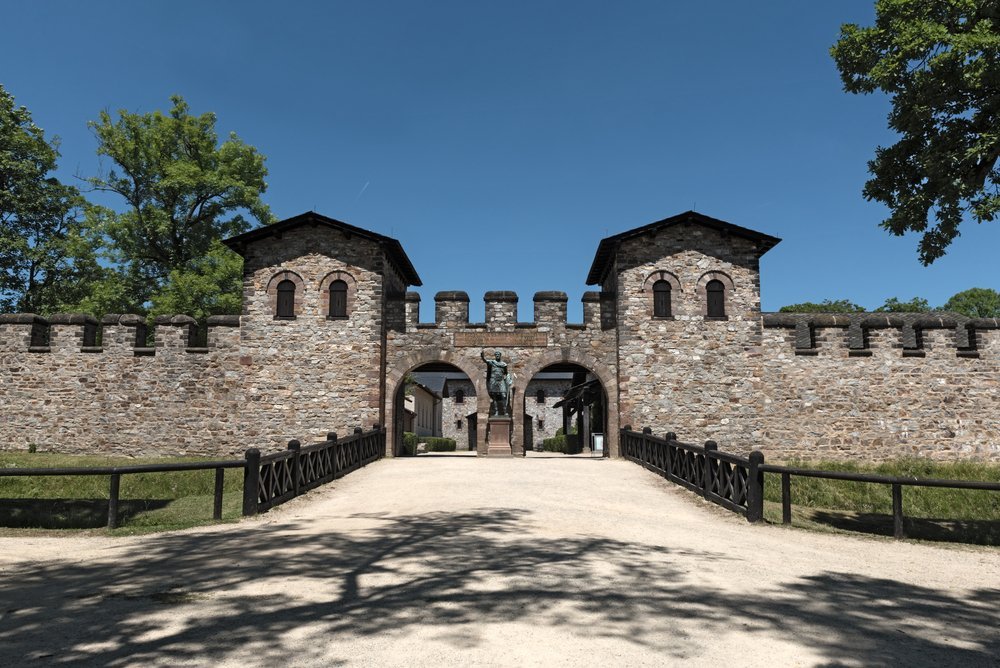 Severdigheter i Frankfurt: 18 ting å oppleve mellom skyskraperne og eplevinkroene 18 Hovedporten til Römerkastell Saalburg ved Bad Homburg