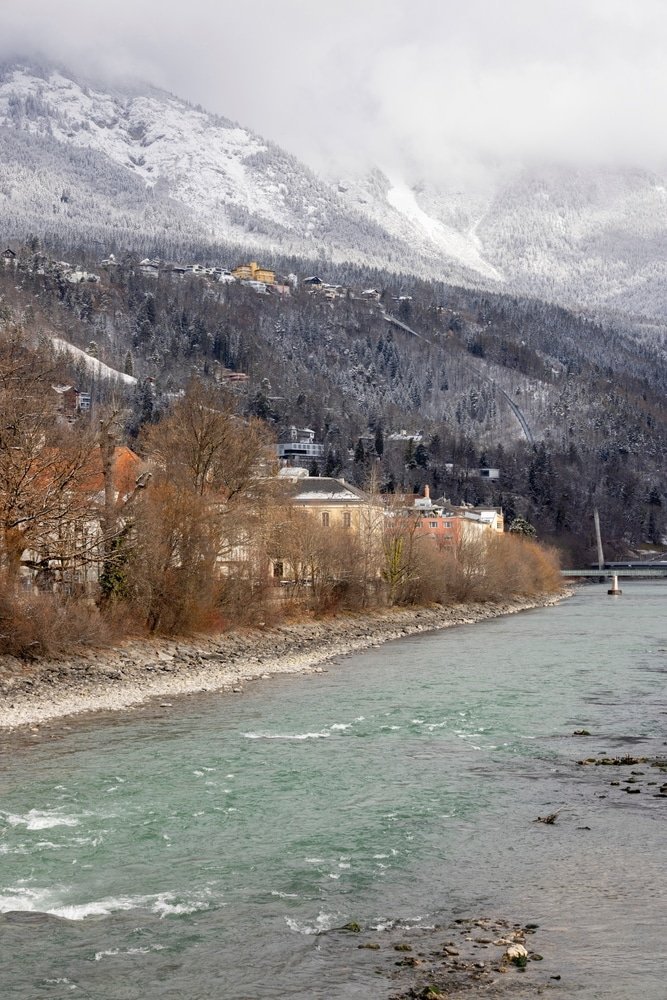 Hungerburgbahn krysser elva Inn på vei opp mot Hungerburg i Innsbruck