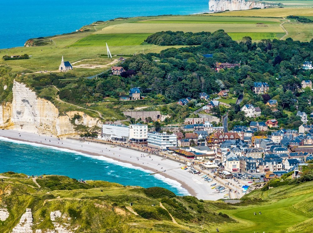De hvite kalkklippene med buen Porte d'Aval og klippenåla ved Étretat