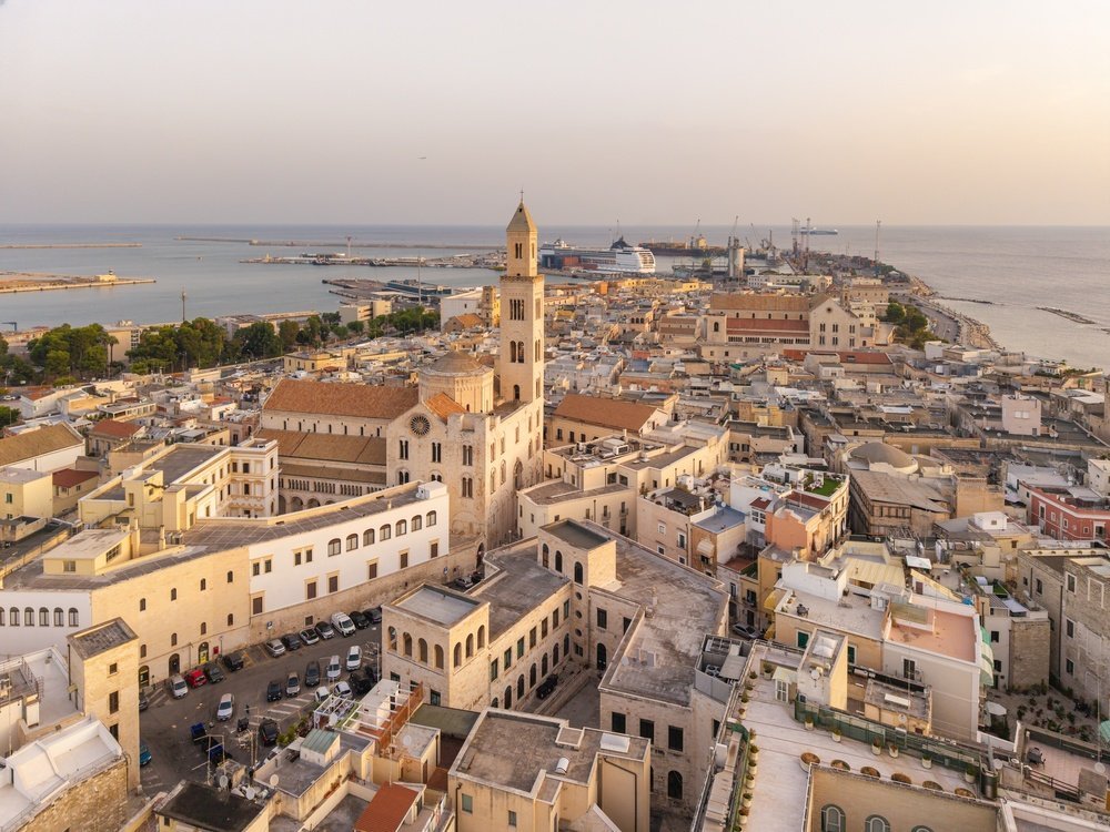 Luftfoto av Bari Vecchia og Basilica di San Nicola ved soloppgang i Bari
