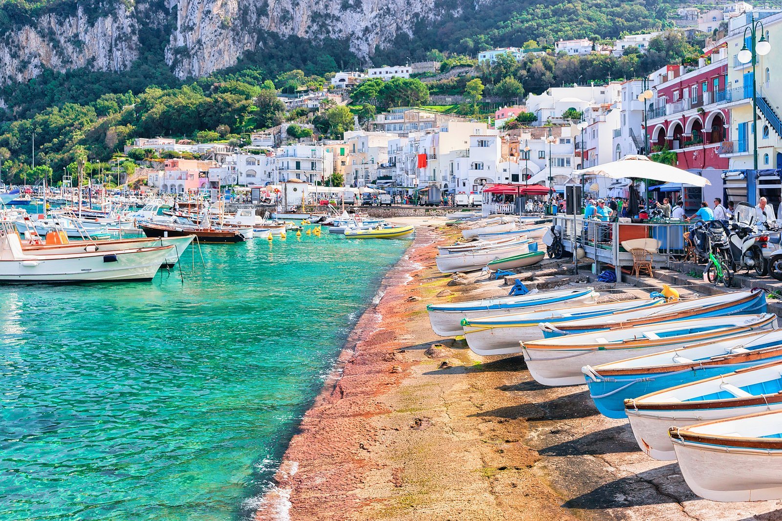 Capri by med hvite hus mellom fjellene og havet på Capri