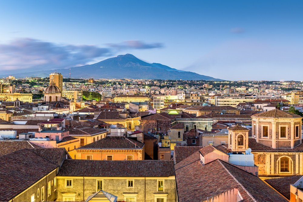 Utsikt over Catania med vulkanen Etna i bakgrunnen