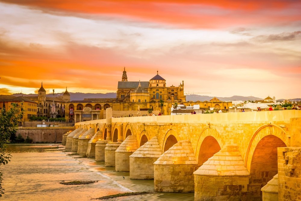 Mezquita-Catedral og Puente Romano i Córdoba ved solnedgang