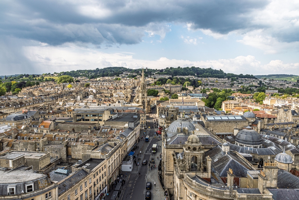 Flyfoto over Bath i England med den historiske georgianske arkitekturen og grønne åser