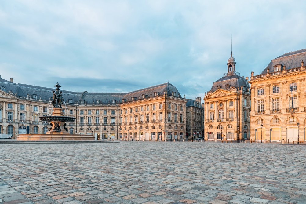 Place de la Bourse og fontenen De tre gratier i Bordeaux