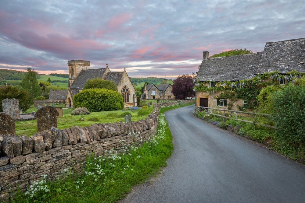 Steinhus og kirken St. Barnabas i landsbyen Snowshill i Cotswolds