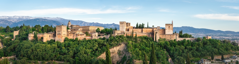 Panoramautsikt over Alhambra i Granada med fjellene i Sierra Nevada i bakgrunnen