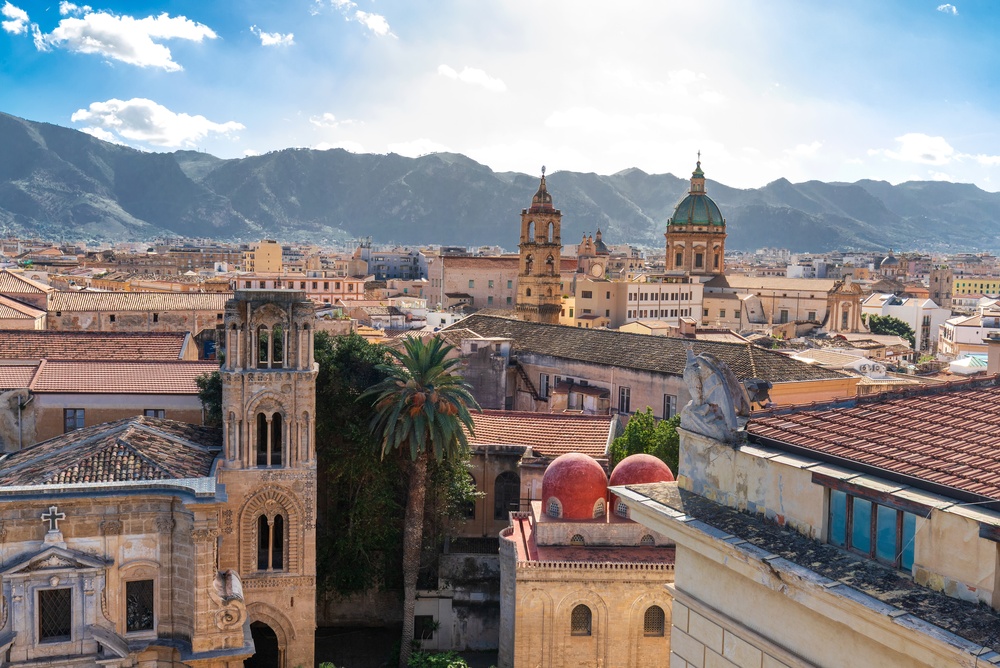 Palermo med historiske kirker og fjell i bakgrunnen