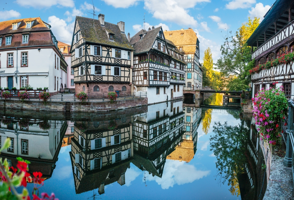 Bindingsverkshus i Petite France speilet i kanalene i Strasbourg