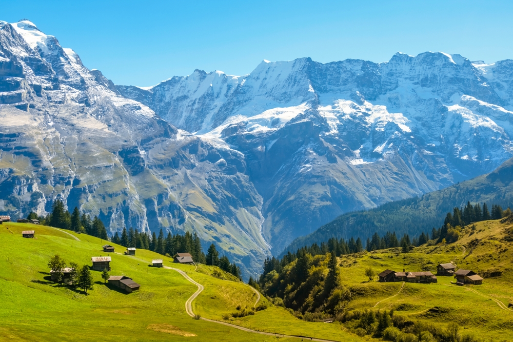 Tradisjonell alpelandsby i Lauterbrunnen-dalen i Sveits