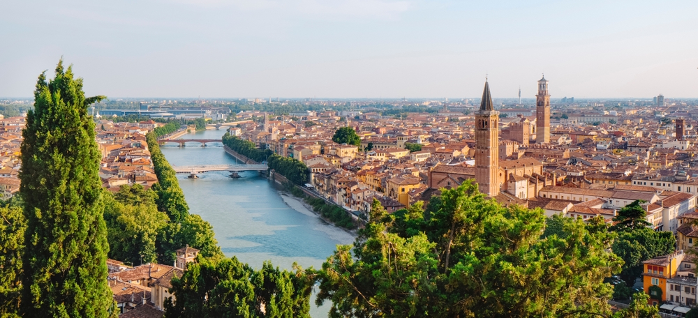 Panorama over Verona med elven Adige som slynger seg gjennom byen