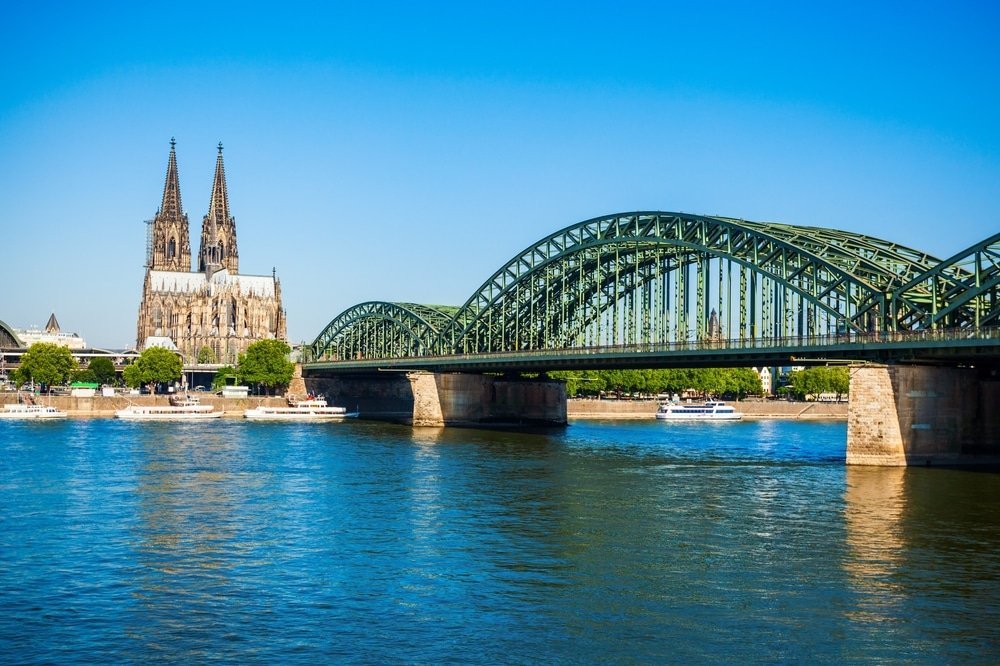 Kölnerdomen og Hohenzollernbrücke sett over Rhinen i Köln