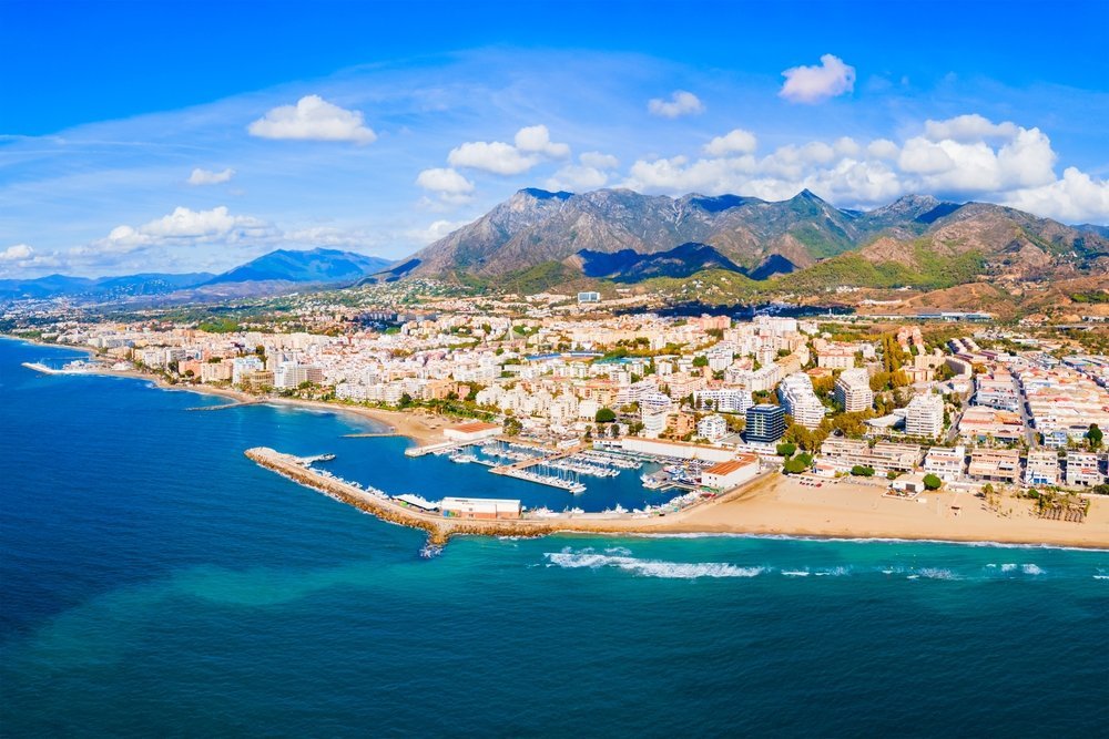 Flyfoto av Marbella med småbåthavnen, stranden og fjellet La Concha
