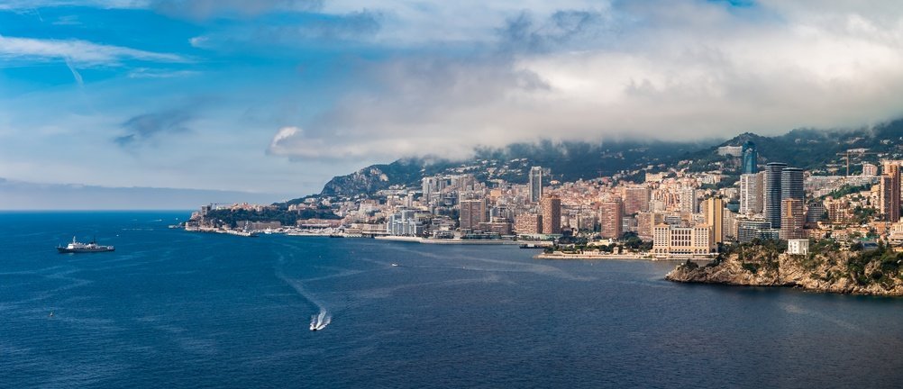 Luftfoto av Monaco med Monte Carlo, Port Hercule og Larvotto-stranden