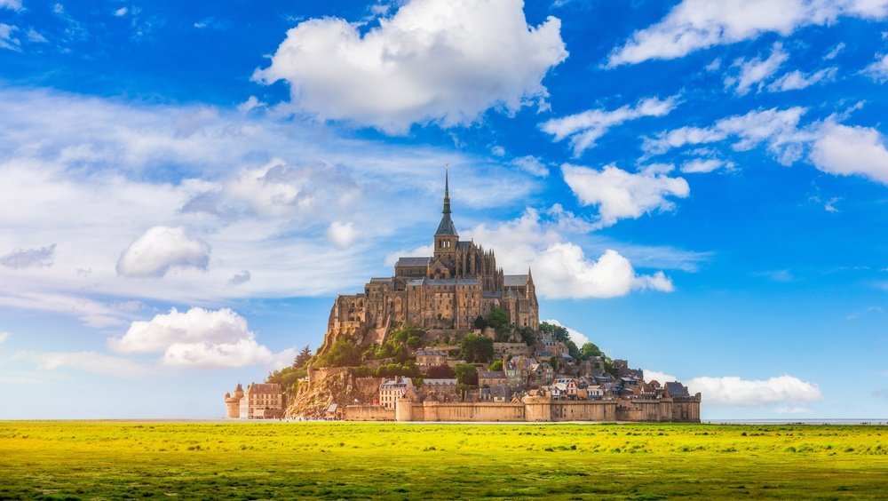 Hvor bør man bo i Normandie: Mont-Saint-Michel med klosteret på klippeøya i bukta