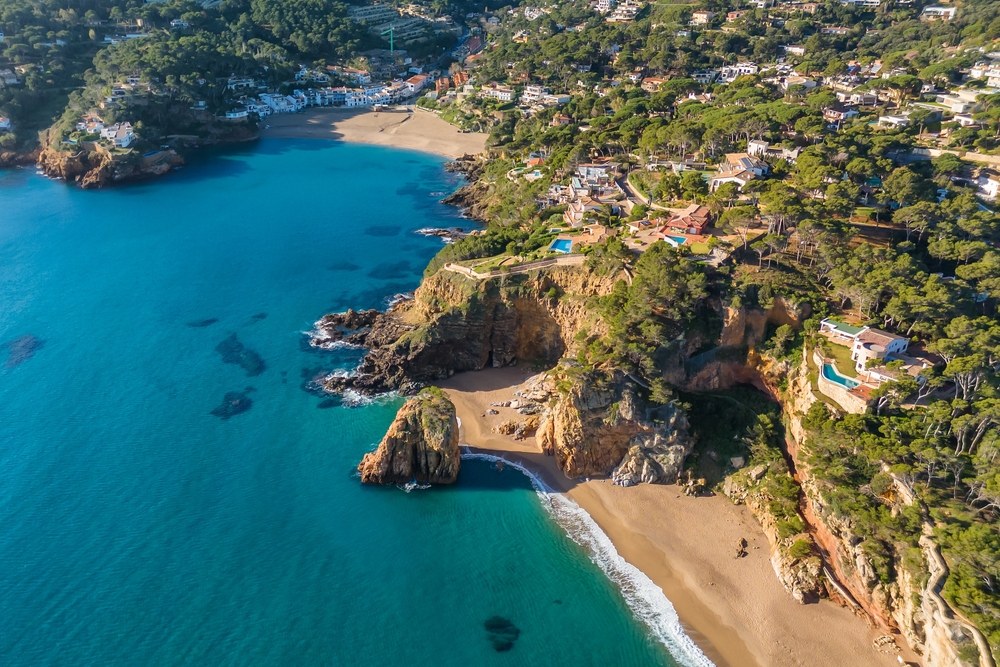 Costa Brava-kysten ved Middelhavet med klipper, bukter og klart vann