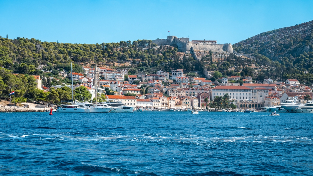 Panoramautsikt over Hvar by og havnen med Fortica-festningen på høyden