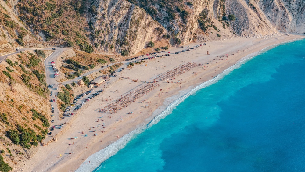 Myrtos-stranden på Kefalonia sett fra luften