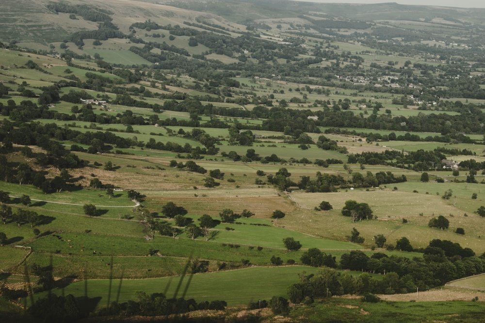 Hvor skal man bo i Peak District: utsikt fra toppen av Mam Tor over Hope Valley