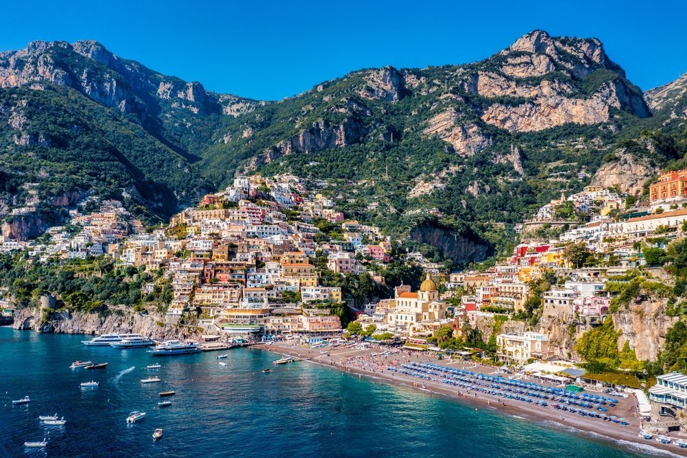 Luftfoto av Positano og stranden Spiaggia Grande på Amalfikysten