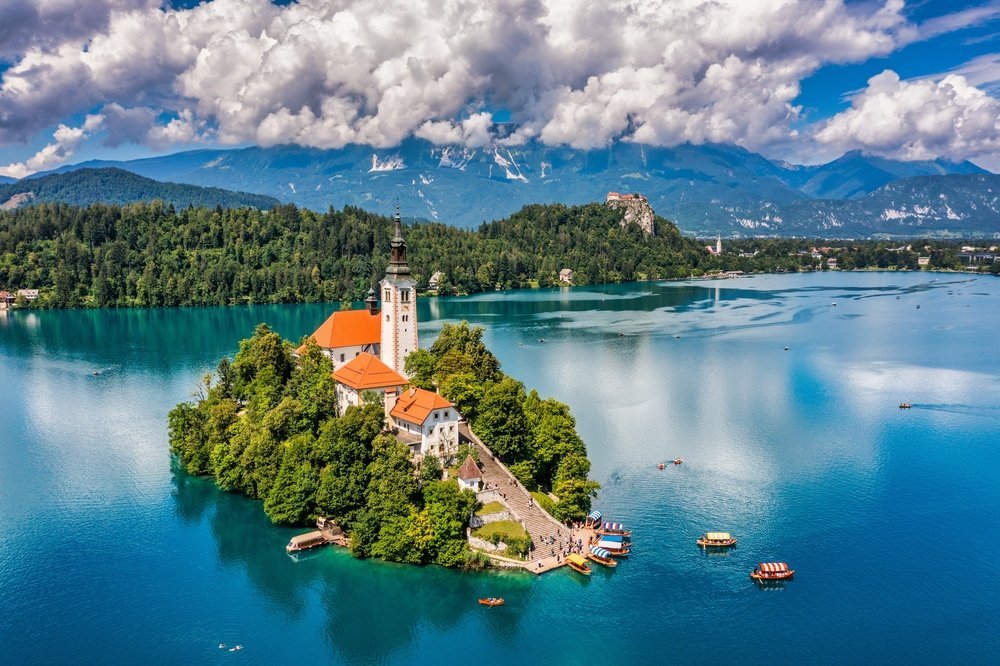 Hvor skal man bo i Slovenia: Bledsjøen med øya og kirken foran de julske alper
