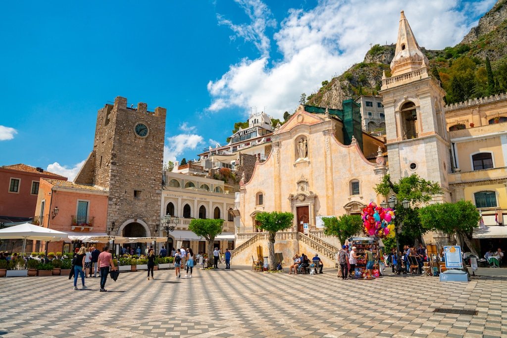 hvor bor man bo taormina